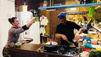 Geladeira, talheres/pratos/utensílios de cozinha