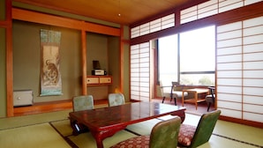 Une pièce de style japonais traditionnel, avec un sol recouvert de tatamis, une petite table en bois et des paravents en papier de riz (shoji).