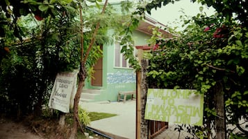 Vista frontal de la propiedad