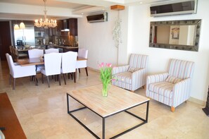 Deluxe appartement, 2 slaapkamers, uitzicht op oceaan | Woonruimte | Een flatscreentelevisie