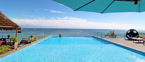 2 piscines extérieures, accÚs possible de 9 h à 21 h, parasols