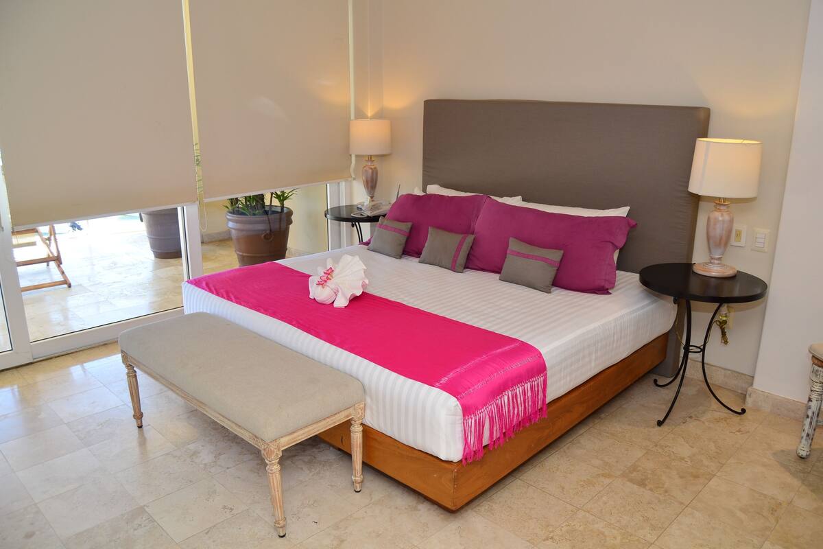 Ropa de cama de alta calidad y caja de seguridad en la habitación