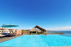 2 piscinas al aire libre, sombrillas, sillones reclinables de piscina