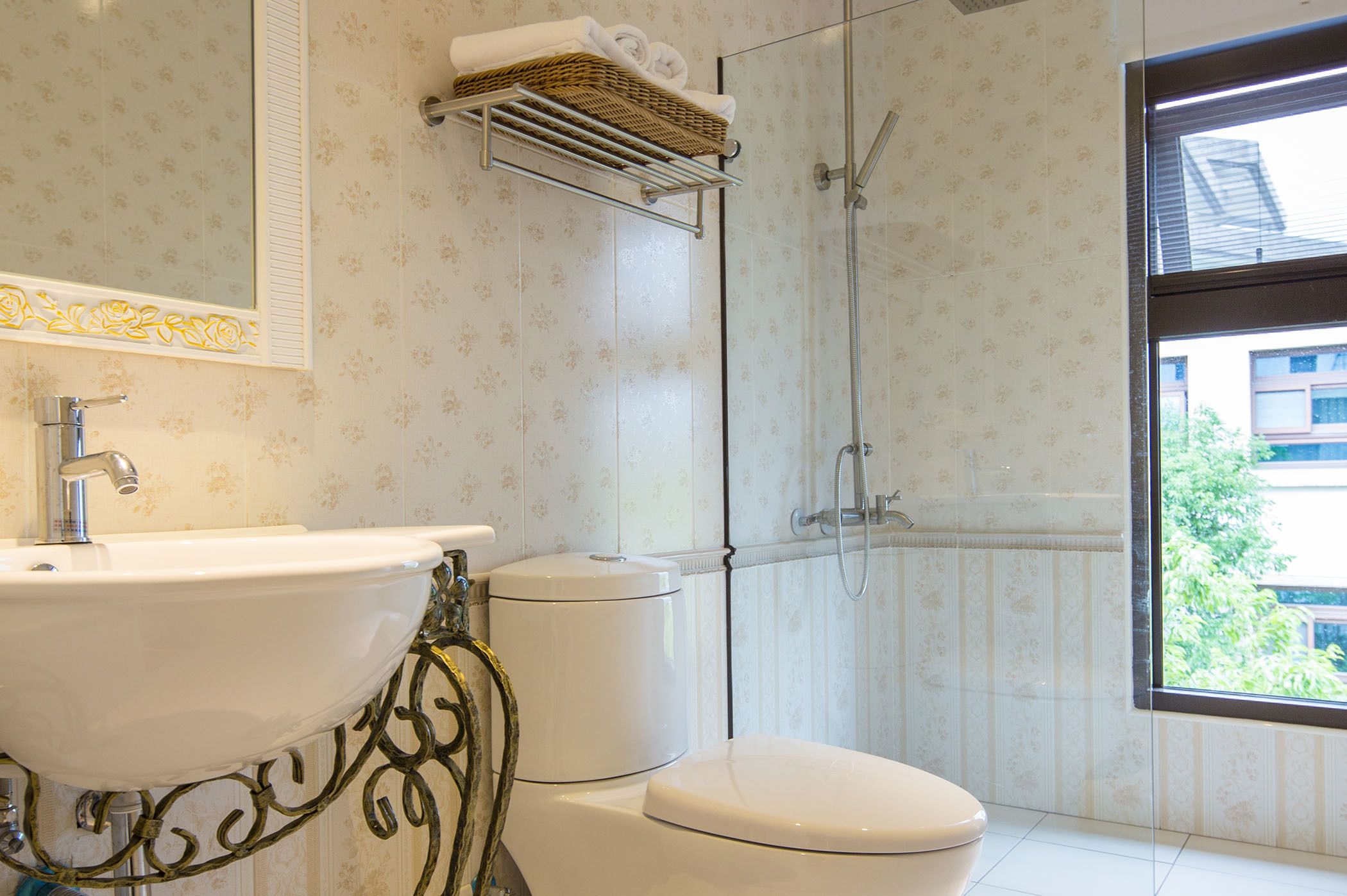 Un baño con lavamanos, inodoro y ducha.