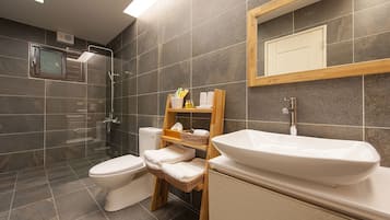 Superior Quadruple Room | Bathroom sink