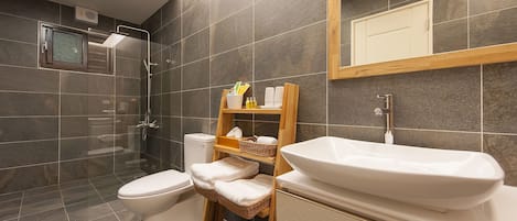 Superior Quadruple Room | Bathroom sink