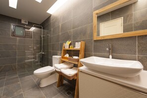 Superior Quadruple Room | Bathroom sink