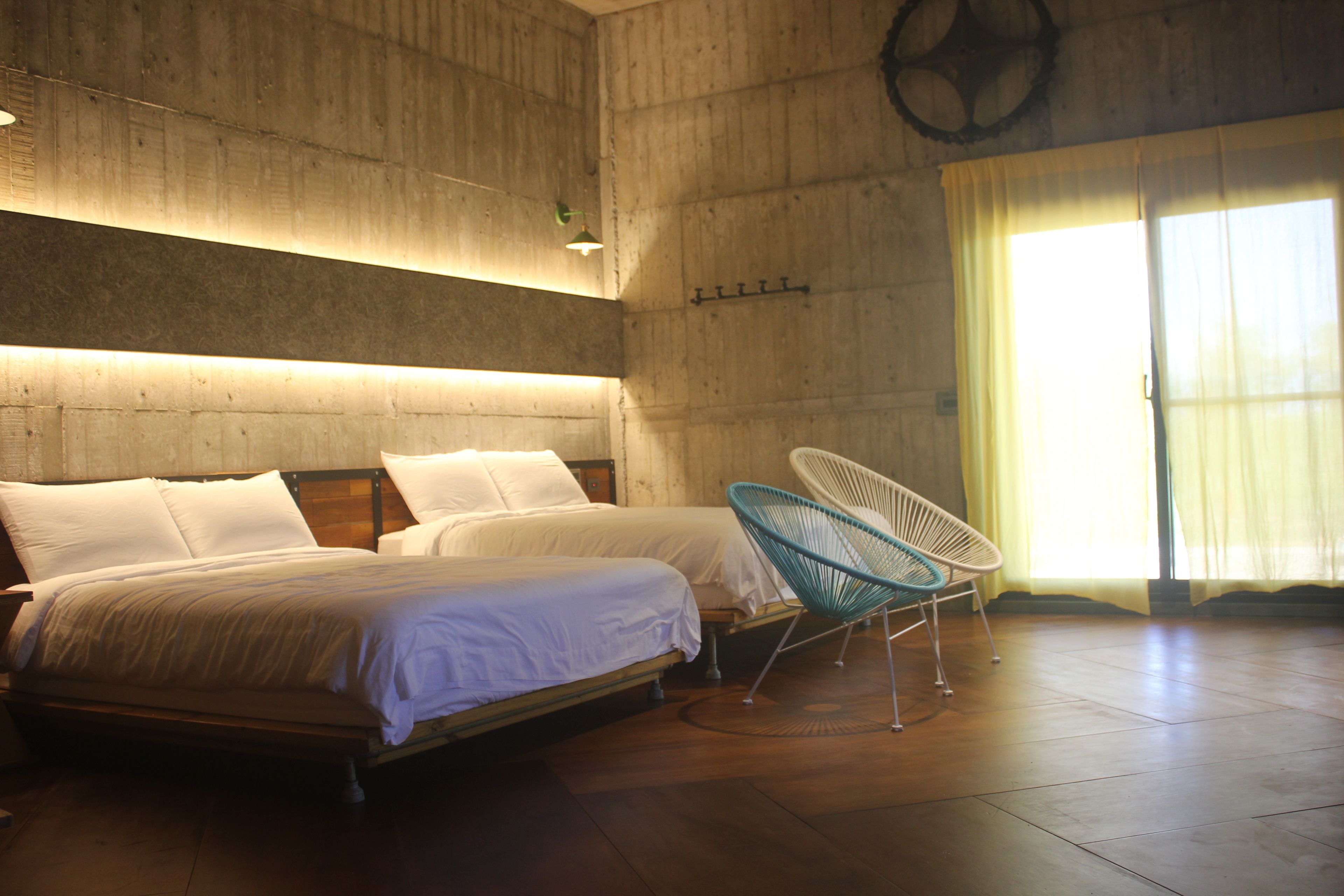 Familjehus - 2 dubbelsängar - utsikt mot innergården | Vardagsrum | Platt-tv