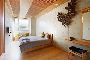 Quarto casal luxo, 1 cama Queen, banheira | 1 quarto, roupas de cama premium, escrivaninha, cortinas blackout