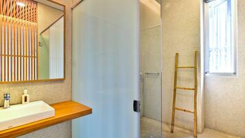 Une salle de bain moderne avec un meuble-lavabo en bois, une cabine de douche en verre et une échelle pour accéder à la douche.