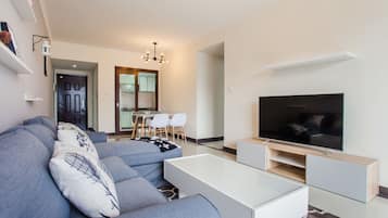 Deluxe Apartment | Living area | Flat-screen TV