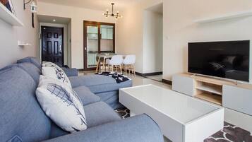 Family Room | Living room | Flat-screen TV