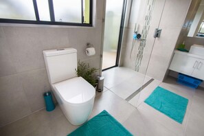 Kabin Deluks, 1 Tempat Tidur Queen, pemandangan danau | Kamar mandi | Shower, pancuran hujan,  dan handuk