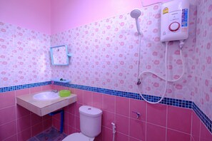 Standard Double Room | Bathroom