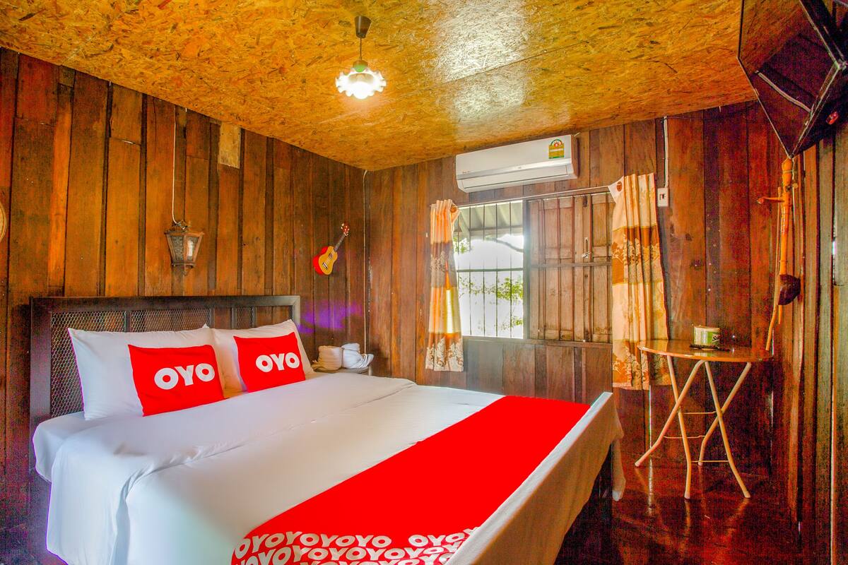 Minibar, desk, free WiFi, bed sheets