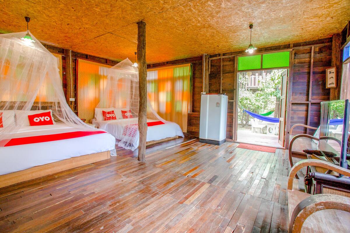 Minibar, desk, free WiFi, bed sheets
