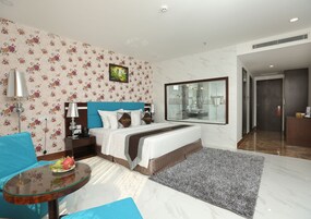 Minibar, caja de seguridad en la habitación y decoración personalizada 