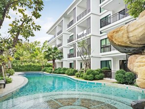 Outdoor pool - The Title Rawai By Favstay (Rawai)