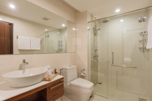 1 Bedroom Condo | Badezimmer | Dusche, kostenlose Toilettenartikel, Handtücher