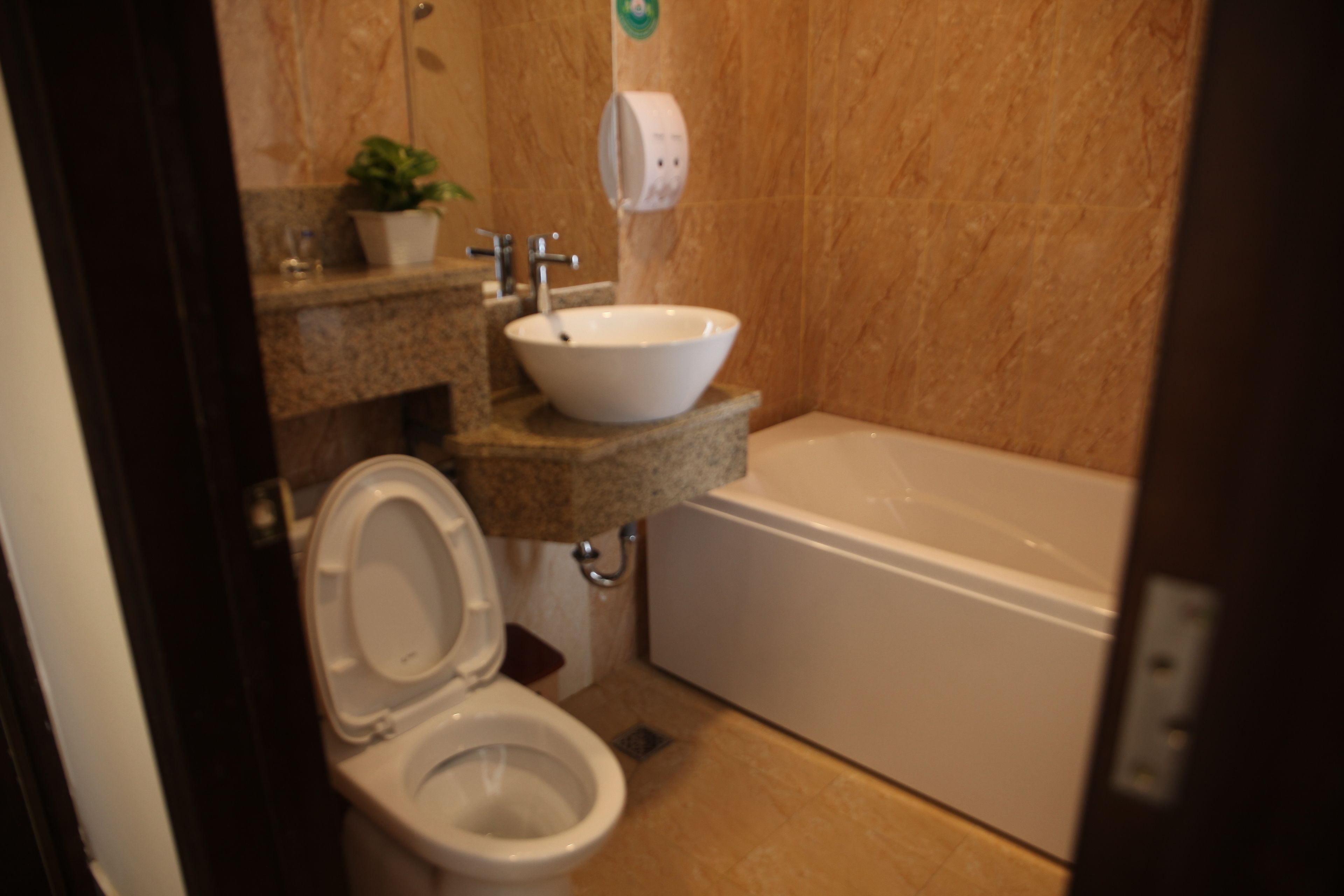 Un baño con inodoro, lavamanos y bañera.