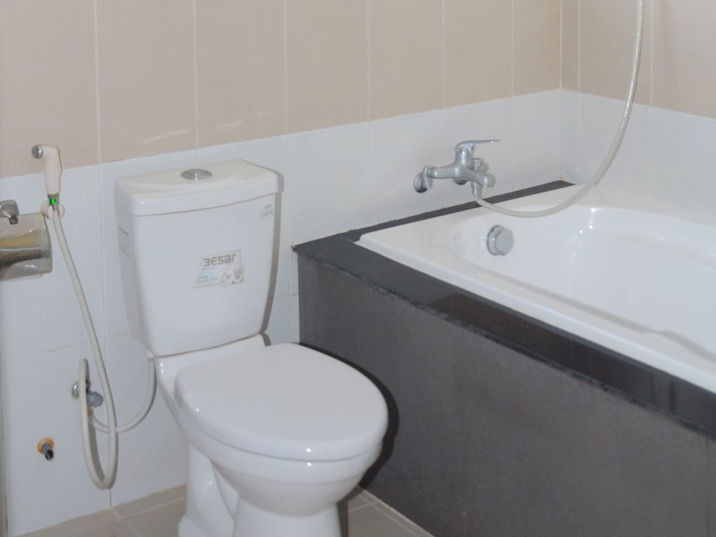 Un bany amb vàter, banyera i dutxa.