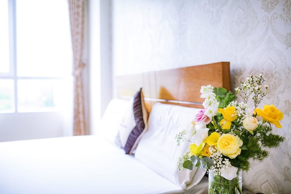 Deep-soaking bathtub, hair dryer, bathrobes, slippers