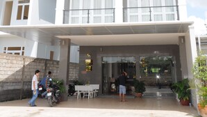 Un hotel con un letrero que dice "KHACH SAN HUYEN HIUC".
