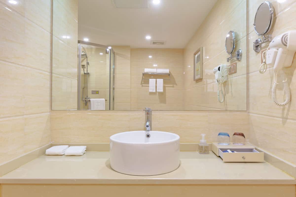 basic double room | bathroom | free toiletries, hair dryer, slippers, towels