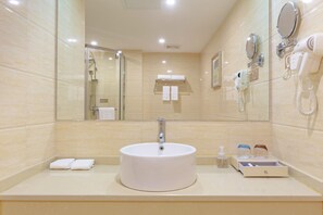 Basic Double Room | Bathroom | Free toiletries, hair dryer, slippers, towels - Echarm Hotel Shanghai Hongqiao Airport (Shanghai)
