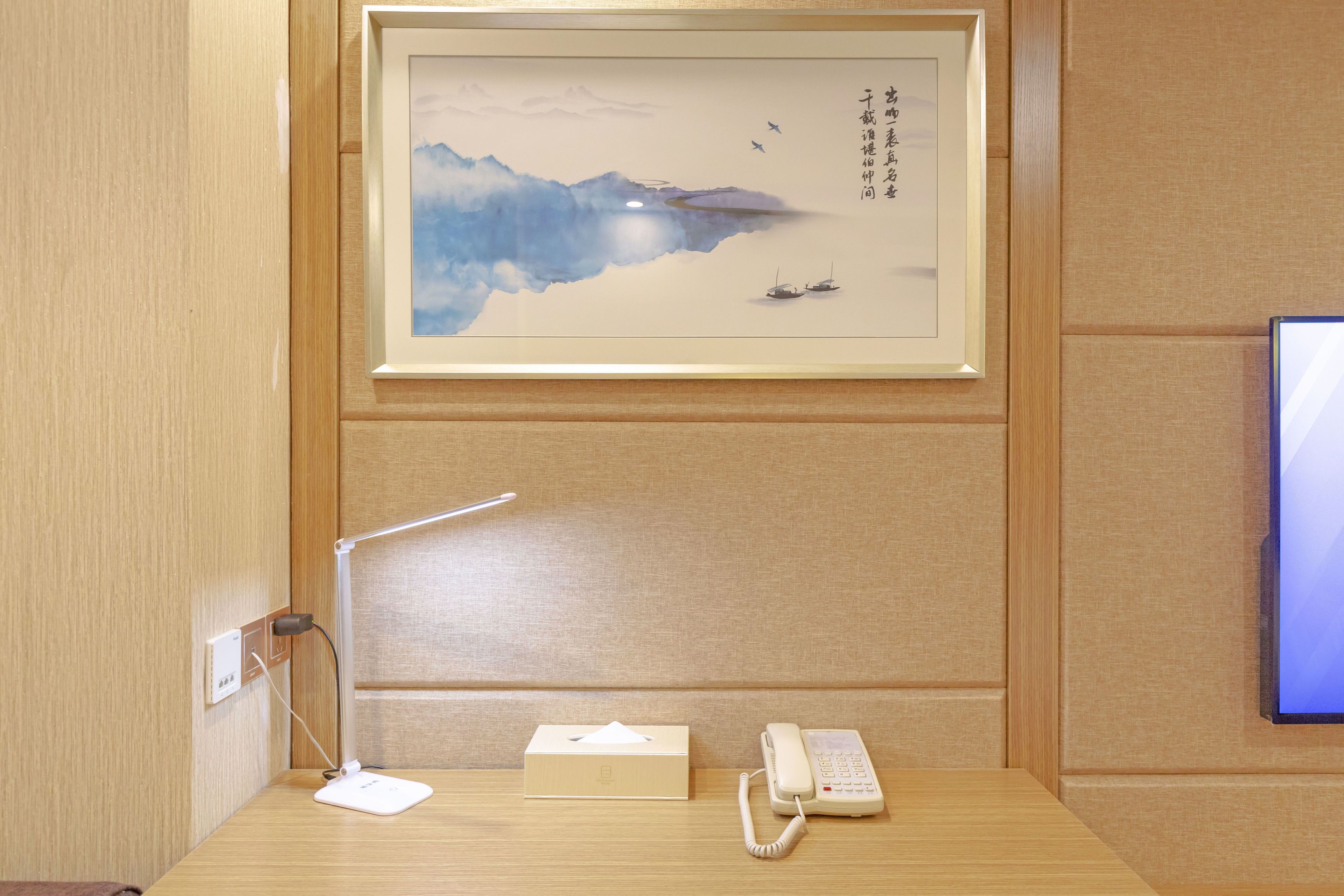 deluxe suite | 1 bedroom, premium bedding, minibar, desk