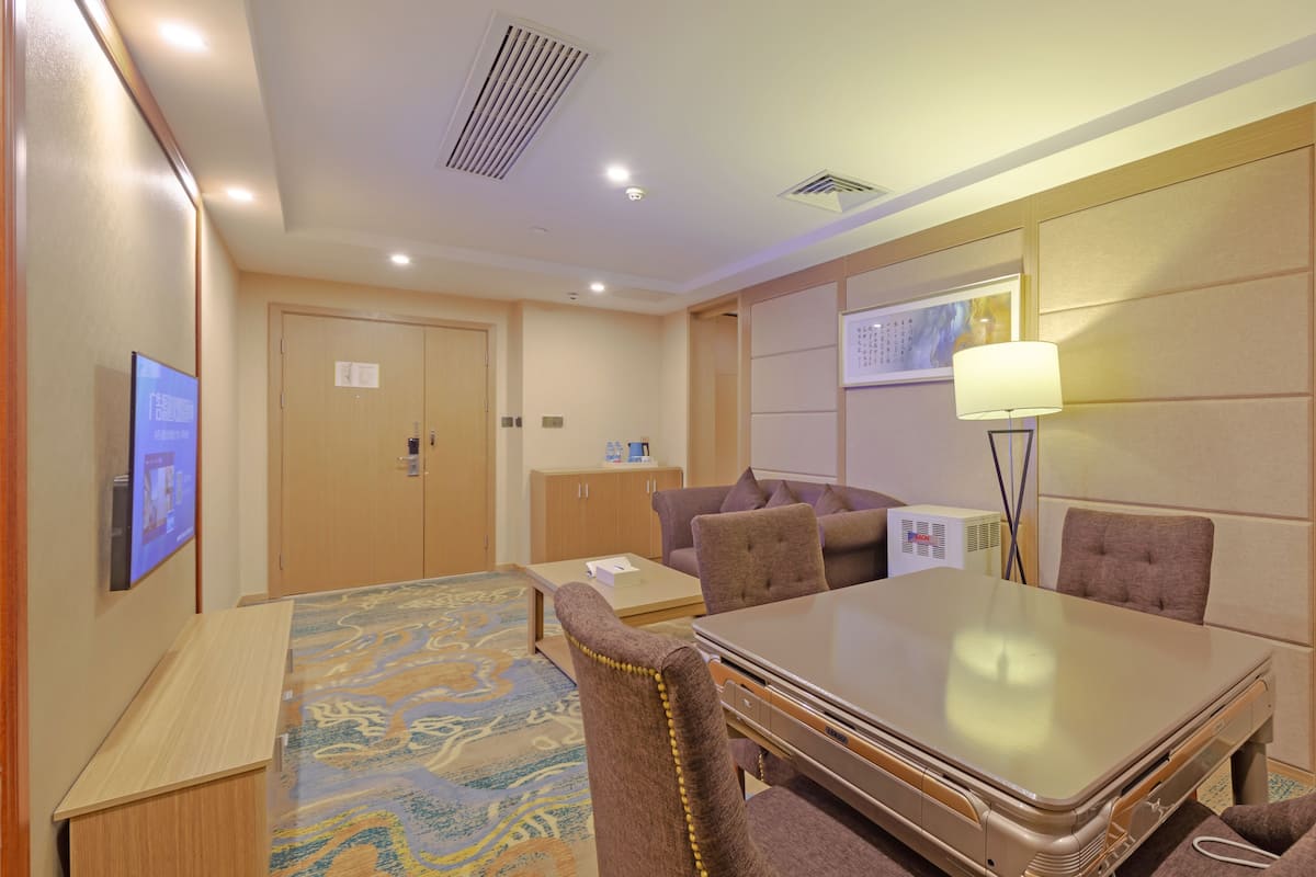 deluxe suite | 1 bedroom, premium bedding, minibar, desk