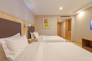A hotel room with two beds, a bedside table, a mirror, a wall-mounted artwork, and a television. - Echarm Hotel Shanghai Hongqiao Airport (Shanghai)