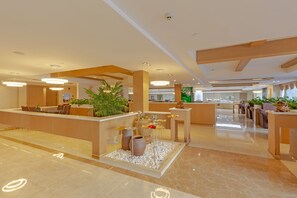 Se sirven desayunos, comidas, cenas y cocina local e internacional