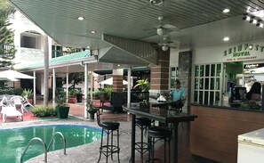 Outdoor pool - Seinpost Hotel (Angeles City)