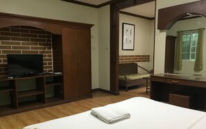 ميني بار وخزنة داخل الغرفة ومكتب وواي فاي مجانًا