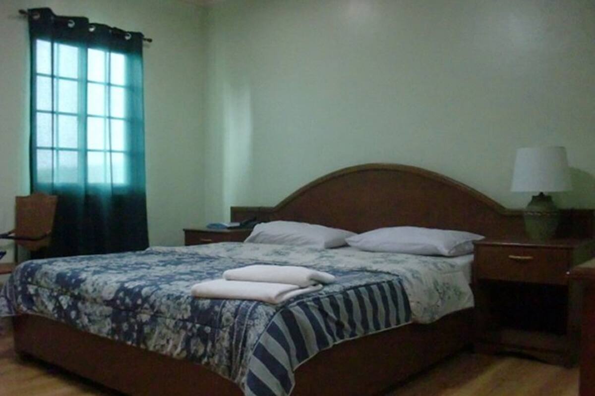 Minibar, két bảo mật tại phòng, bàn 