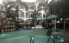 حمّام سباحة خارجي