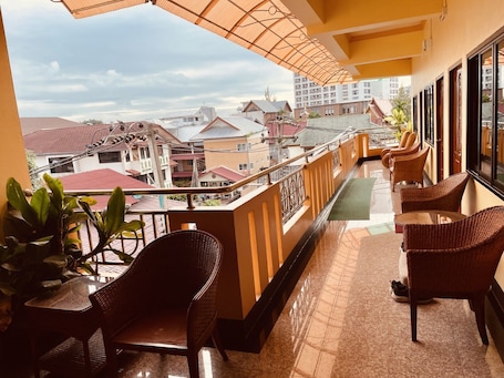 Superior Double Room | Living area | Flat-screen TV