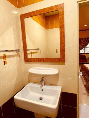 Deluxe Double Room | Bathroom | Shower, free toiletries, towels