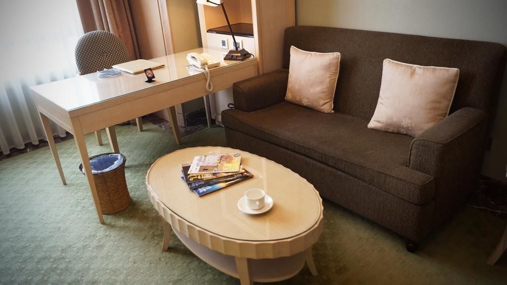 honeymoon suite | living area | 43-inch lcd tv with cable channels, tv