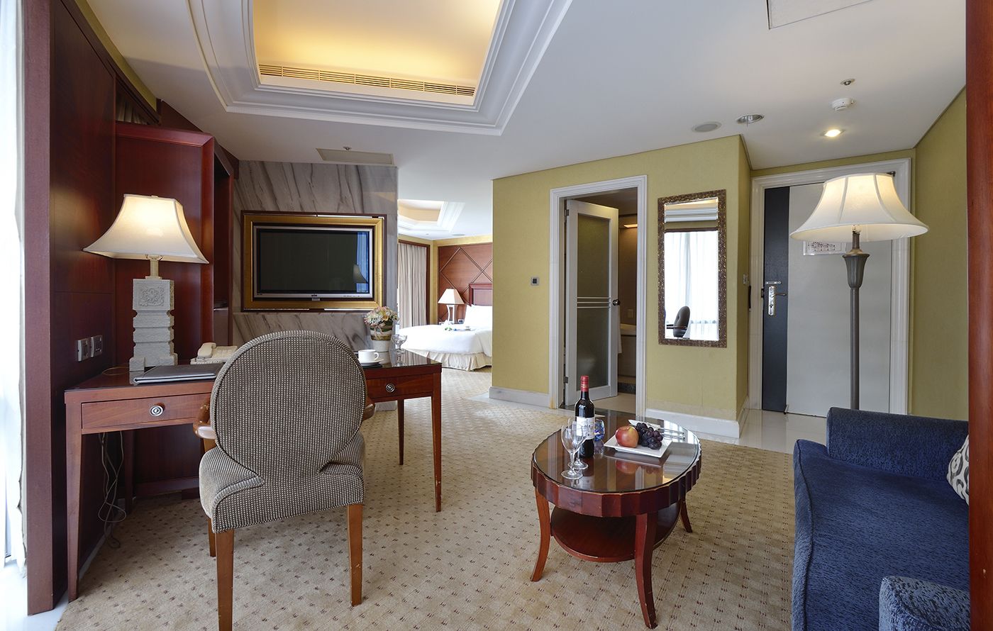 Classic Suite | 1 bedroom, minibar, in-room safe, desk