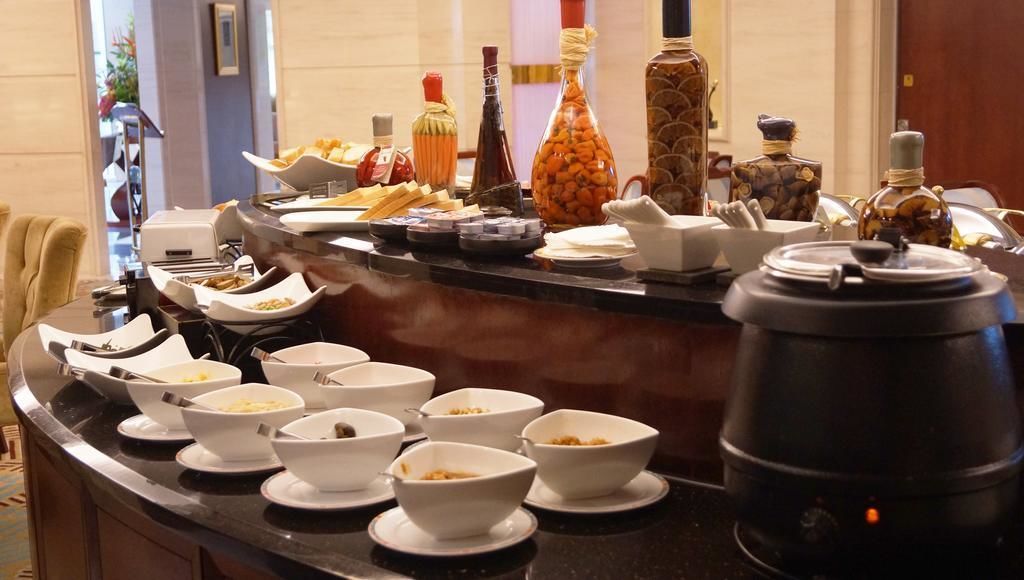 daily buffet breakfast (twd 300 per person)