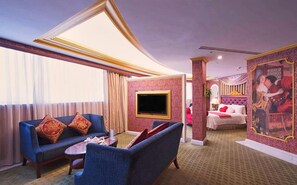 Renaissance Theme VIP Suite | 1 bedroom, minibar, in-room safe, desk - Lake Hotel (New Taipei City)