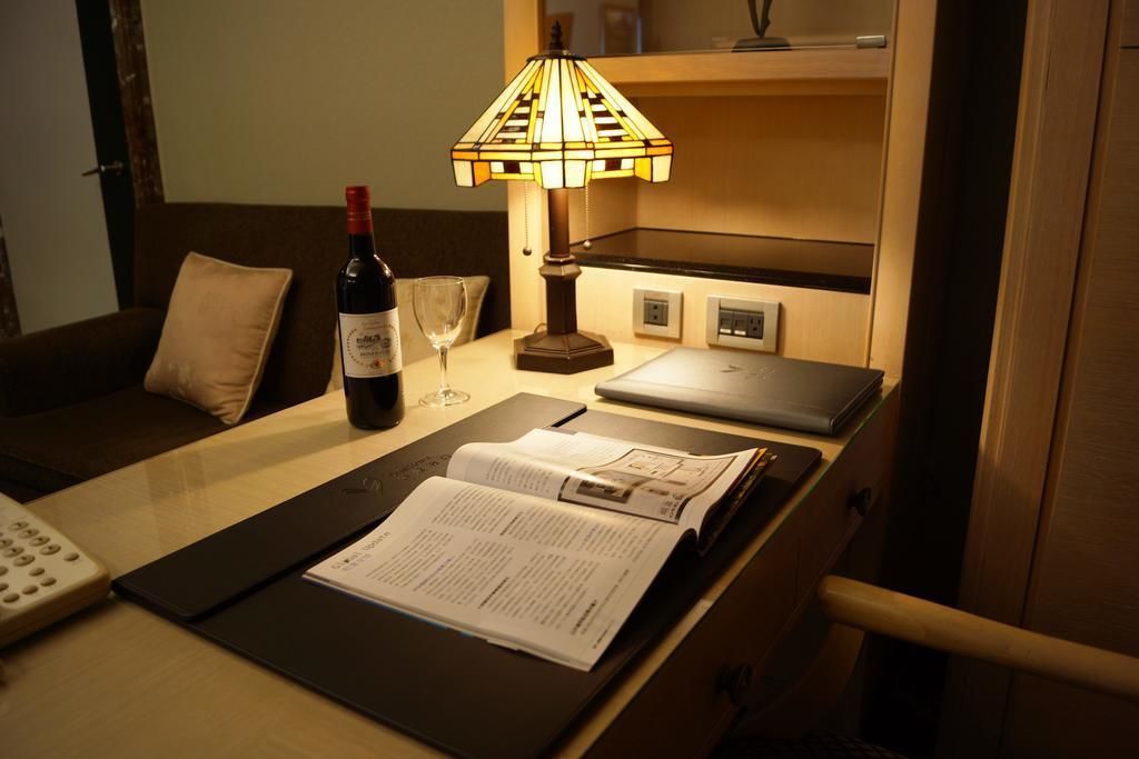 executive suite | living area | 43-inch lcd tv with cable channels, tv