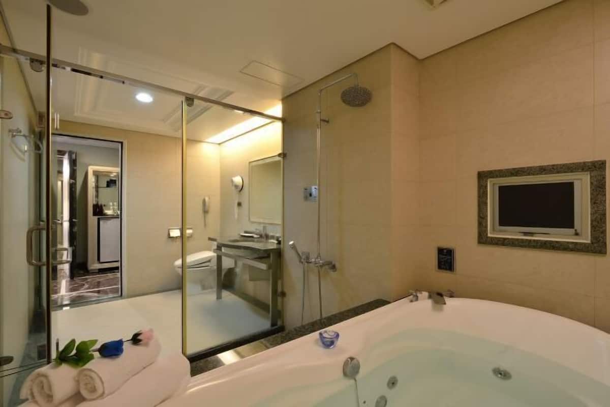Phòng tắm | Máy sấy tóc, dép đi trong nhà, chậu vệ sinh/vòi rửa, khăn tắm