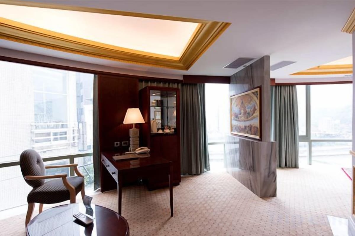 Renaissance Theme Grand View Room