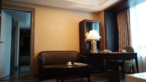 ห้องเอ็กเซกคิวทีฟสวีท | บริเวณนั่งเล่น | ทีวีจอแอลซีดี 43 นิ้ว พร้อ มช่องเคเบิล, ทีวี