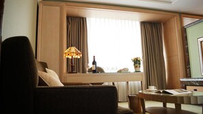 Executive Suite | 1 bedroom, minibar, in-room safe, desk - Lake Hotel (New Taipei City)