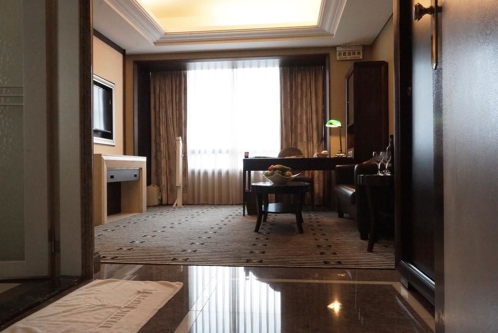 honeymoon suite | living area | 43-inch lcd tv with cable channels, tv