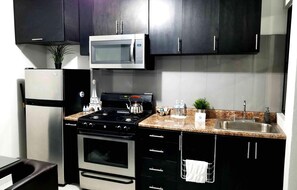 디럭스 아파트, 퀸사이즈침대 1개 | 전용 주방 | 냉장고, 전자레인지, 커피/티 메이커, 조리 도구/접시/주방 기구